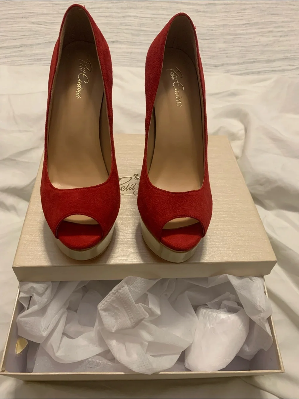Petit Cadeau sleek red